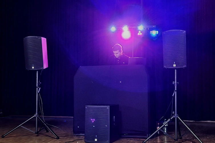 DJ Leazza mit sein Equipment am auflegen